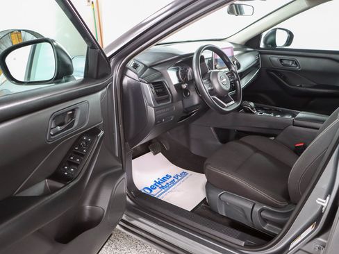 Used 2024 Nissan Rogue S FWD image 3