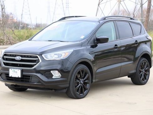 Used 2018 Ford Escape SE w/ SE Sport Appearance Package image 3