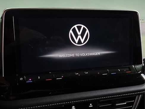 Used 2024 Volkswagen Atlas Cross Sport SE FWD image 23