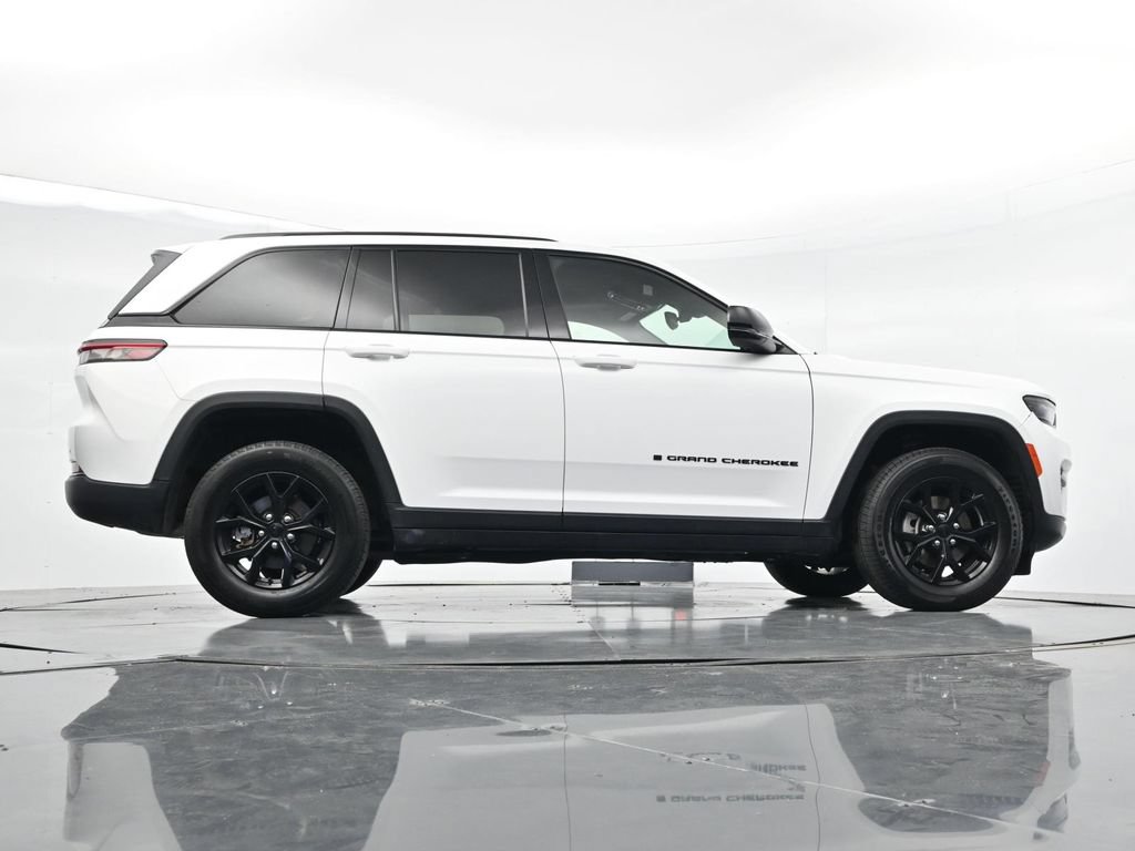 Used 2024 Jeep Grand Cherokee Altitude AWD/4WD image 33