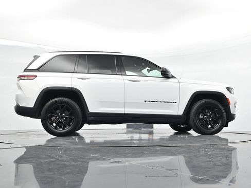 Used 2024 Jeep Grand Cherokee Altitude AWD/4WD image 33