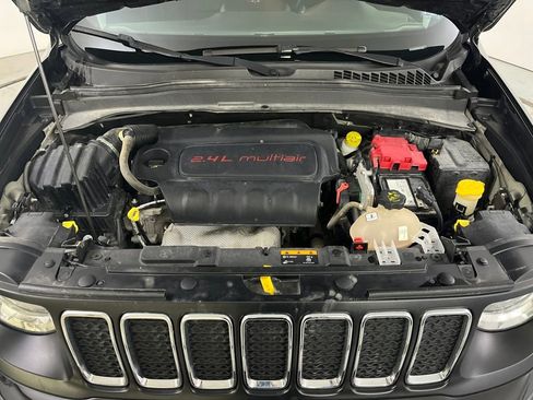 Used 2019 Jeep Renegade Latitude w/ Cold Weather Group image 9