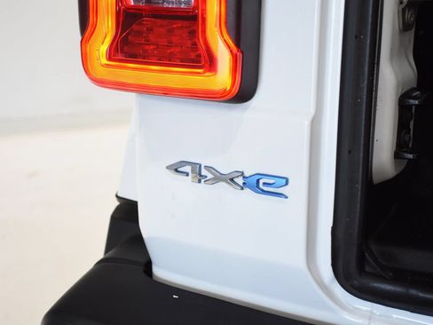 Used 2023 Jeep Wrangler Unlimited Sahara w/ Cold Weather Group AWD/4WD image 29