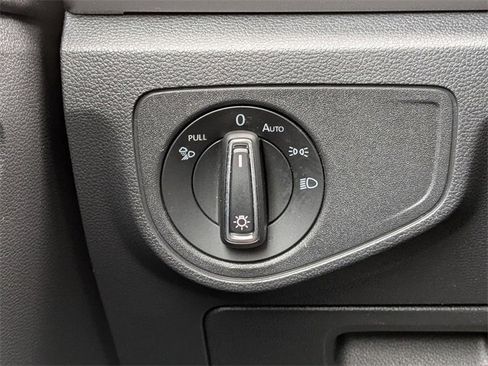 Used 2020 Volkswagen Atlas Cross Sport SE image 22