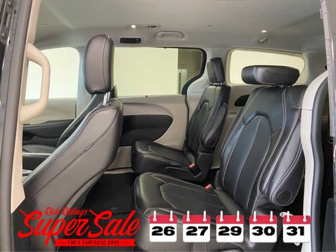 Used 2024 Chrysler Pacifica Touring-L image 13