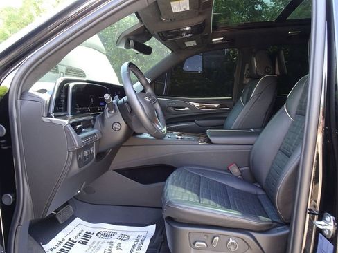 Certified 2024 Cadillac Escalade Sport Platinum w/ LPO, ONYX Package AWD/4WD image 7