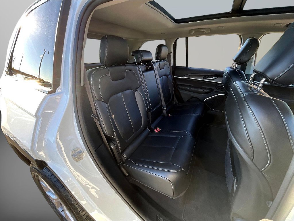 Used 2022 Jeep Grand Cherokee Limited AWD/4WD image 25