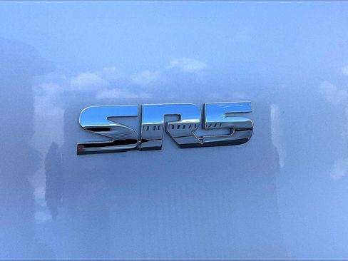 Used 2018 Toyota 4Runner SR5 AWD/4WD image 9
