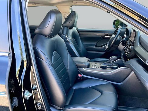 Used 2023 Toyota Highlander XLE AWD/4WD image 8