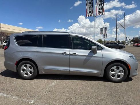Used 2017 Chrysler Pacifica Touring-L Plus FWD image 4