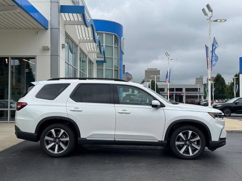 Used 2024 Honda Pilot Touring image 2
