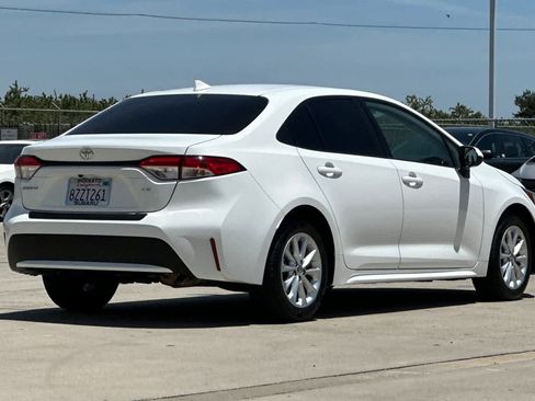 Used 2022 Toyota Corolla LE w/ LE Convenience Package FWD image 3
