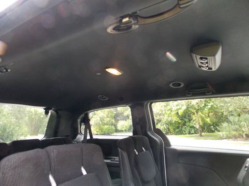 Used 2018 Dodge Grand Caravan SE FWD image 20