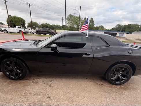 Used 2020 Dodge Challenger SXT w/ Blacktop Package RWD image 2