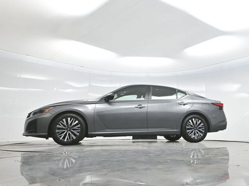 Used 2024 Nissan Altima 2.5 SV FWD image 6