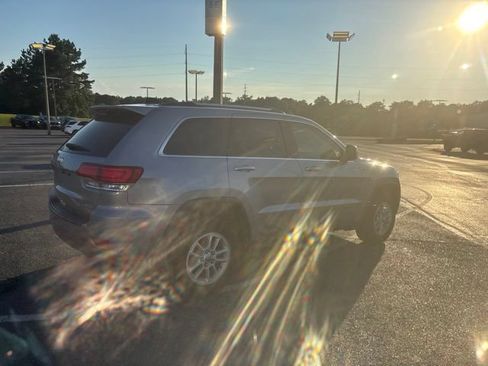 Used 2020 Jeep Grand Cherokee Laredo AWD/4WD image 3