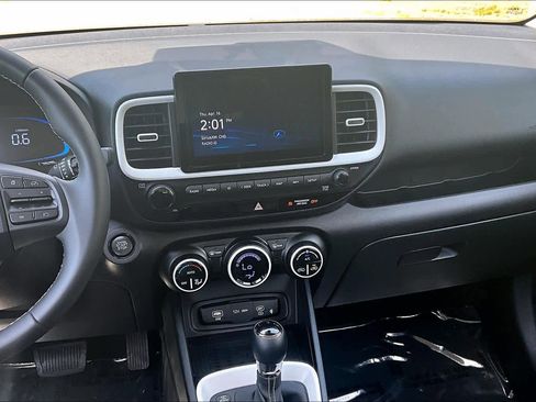 Used 2025 Hyundai Venue Limited FWD image 7