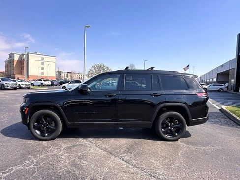 Used 2023 Jeep Grand Cherokee L Limited w/ Black Appearance Package AWD/4WD image 4