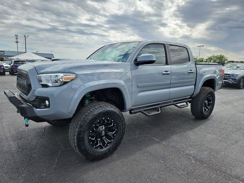 Used 2019 Toyota Tacoma TRD Sport w/ Technology Package AWD/4WD image 2