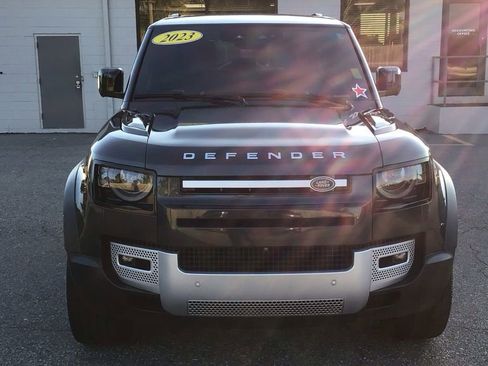 Used 2023 Land Rover Defender 90 SE image 2