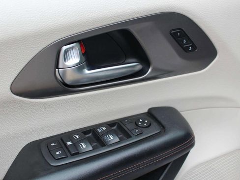 Used 2020 Chrysler Pacifica Touring-L image 11