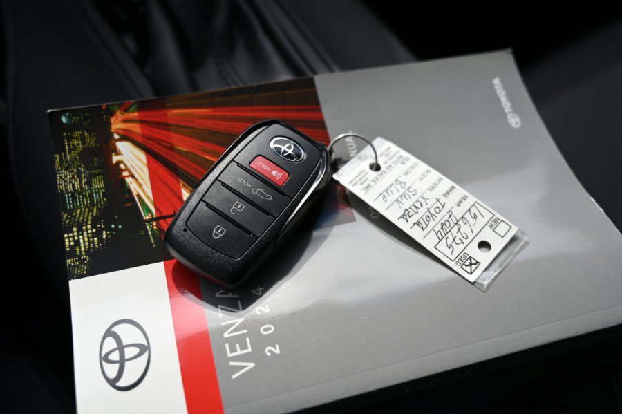 Used 2024 Toyota Venza Limited AWD/4WD image 38