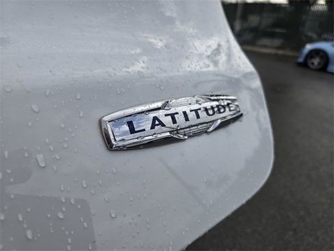 Used 2025 Jeep Compass Latitude image 12