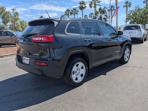 Used 2016 Jeep Cherokee Sport FWD image 6