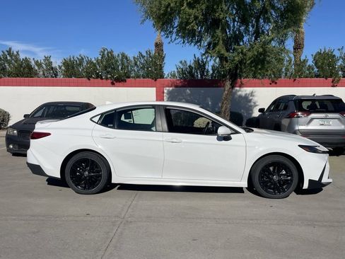 Used 2025 Toyota Camry SE image 3