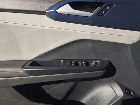 Used 2024 Volkswagen Taos SE image 25