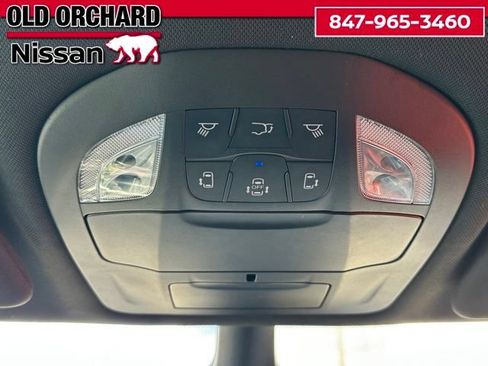 Used 2024 Chrysler Pacifica Touring FWD image 16