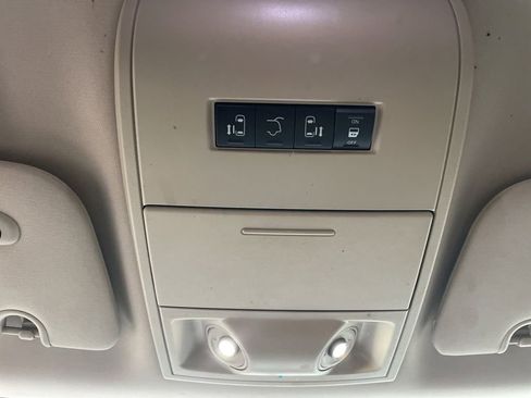 Used 2016 Chrysler Town & Country Touring w/ Driver Convenience Group image 24