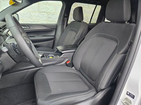 Used 2024 Jeep Grand Cherokee Laredo w/ Luxury Tech Group I AWD/4WD image 14