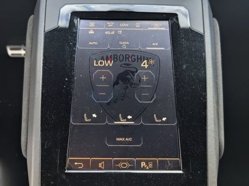 Used 2024 Lamborghini Huracan EVO image 32