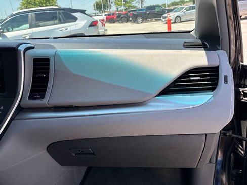 Used 2017 Toyota Sienna LE FWD image 58
