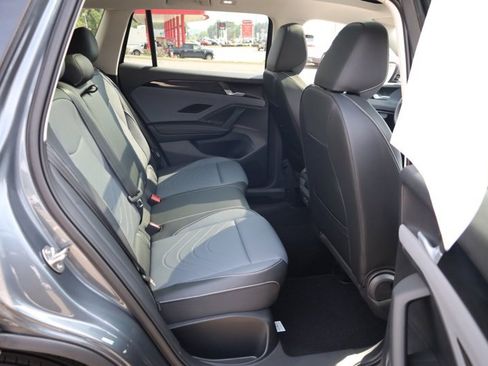 New 2025 Volkswagen Tiguan SE image 31