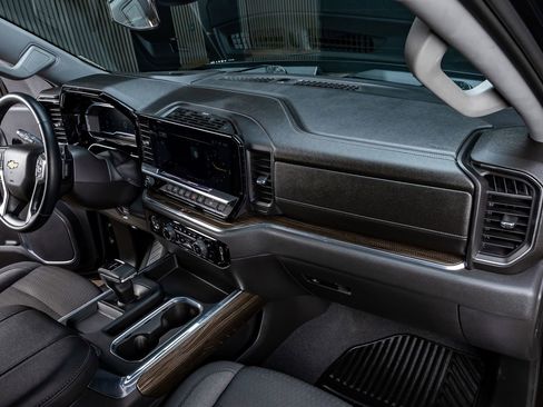 Used 2023 Chevrolet Silverado 1500 LT AWD/4WD image 17