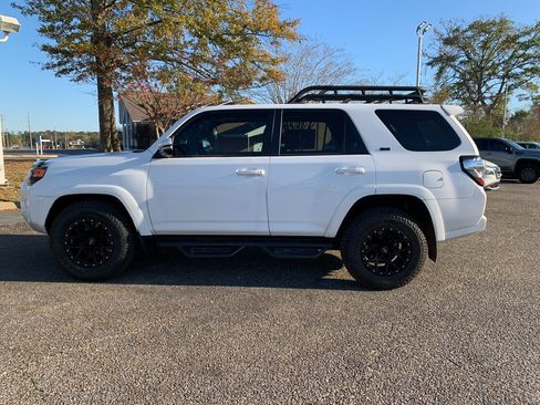Used 2022 Toyota 4Runner SR5 Premium image 4