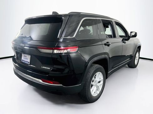 Used 2023 Jeep Grand Cherokee Laredo AWD/4WD image 5