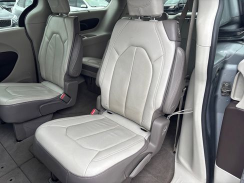 Used 2019 Chrysler Pacifica Touring-L FWD image 15