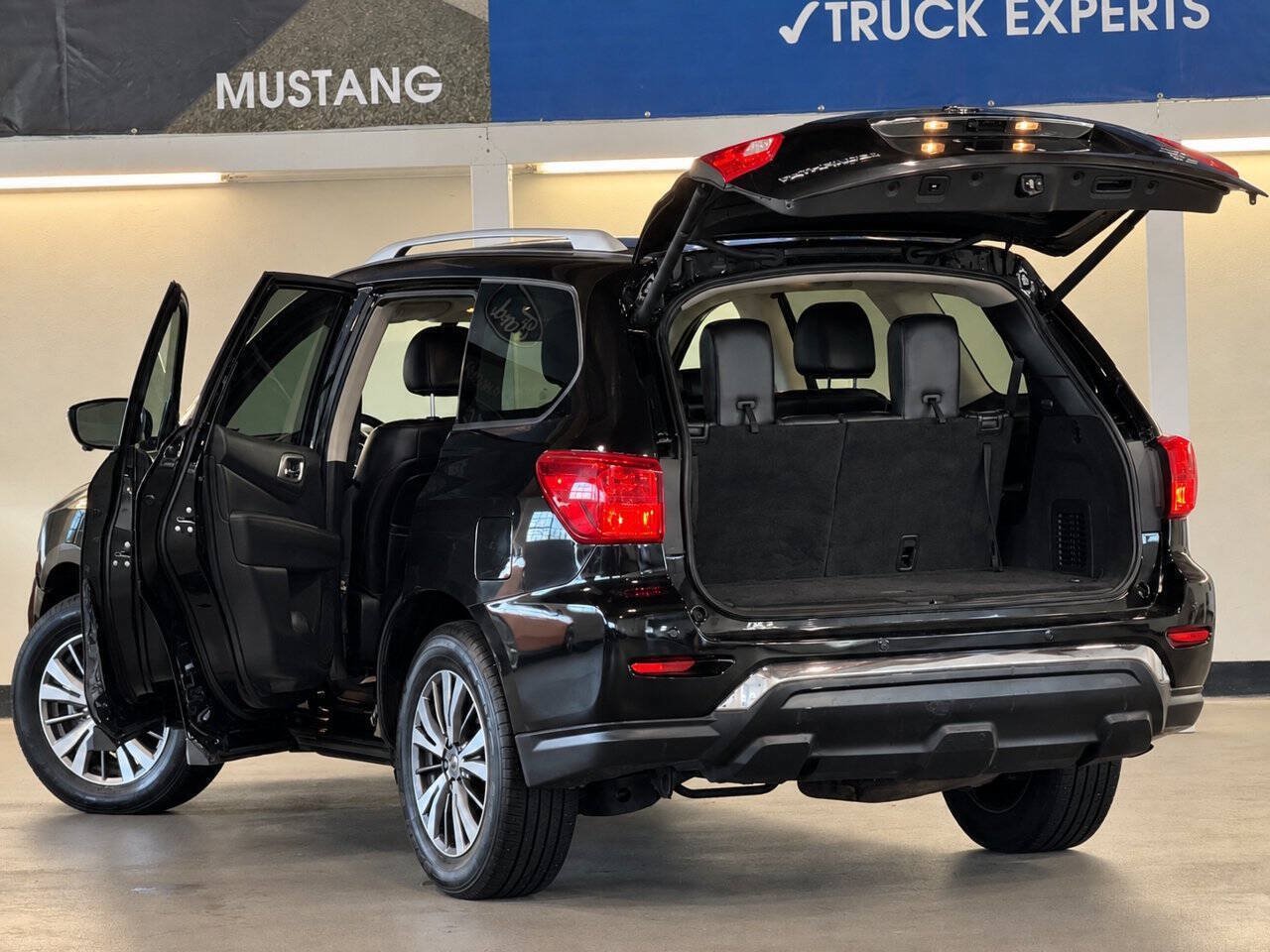 Used 2019 Nissan Pathfinder SL AWD/4WD image 5