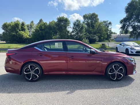 Used 2023 Nissan Altima 2.5 SR FWD image 2