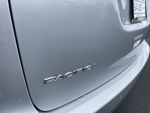 Used 2024 Chrysler Pacifica Touring-L FWD image 27