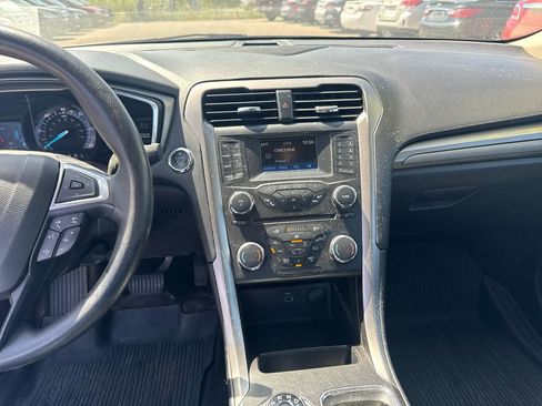 Used 2018 Ford Fusion SE FWD image 10