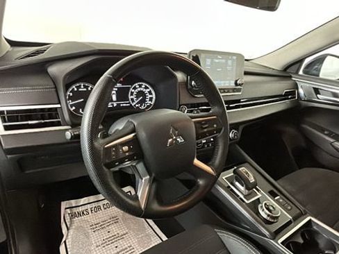 Used 2023 Mitsubishi Outlander SE FWD image 13