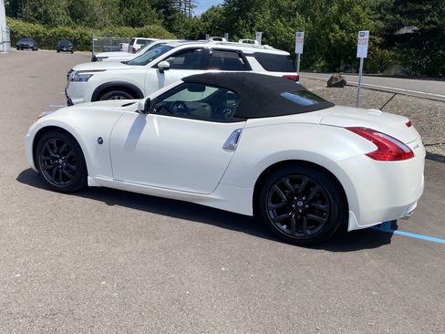 Used 2016 Nissan 370Z Roadster image 3