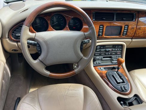 Used 2000 Jaguar XK8 Convertible image 33