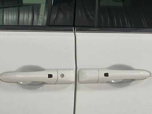 Used 2023 Chrysler Pacifica Touring-L FWD image 15