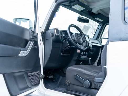 Used 2015 Jeep Wrangler Sahara image 13