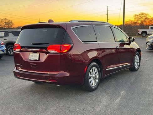 Used 2018 Chrysler Pacifica Touring-L image 3